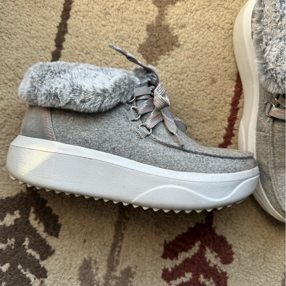 Bob's memory foam fur cuff shoes womens 7
